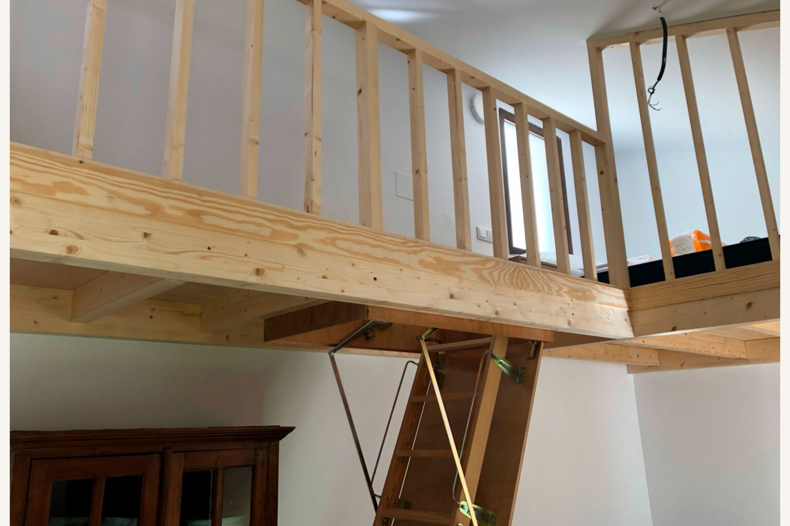 Casa-de-1-dormitorio-con-terraza-y-vistas-en-Caravaca-escalera-7